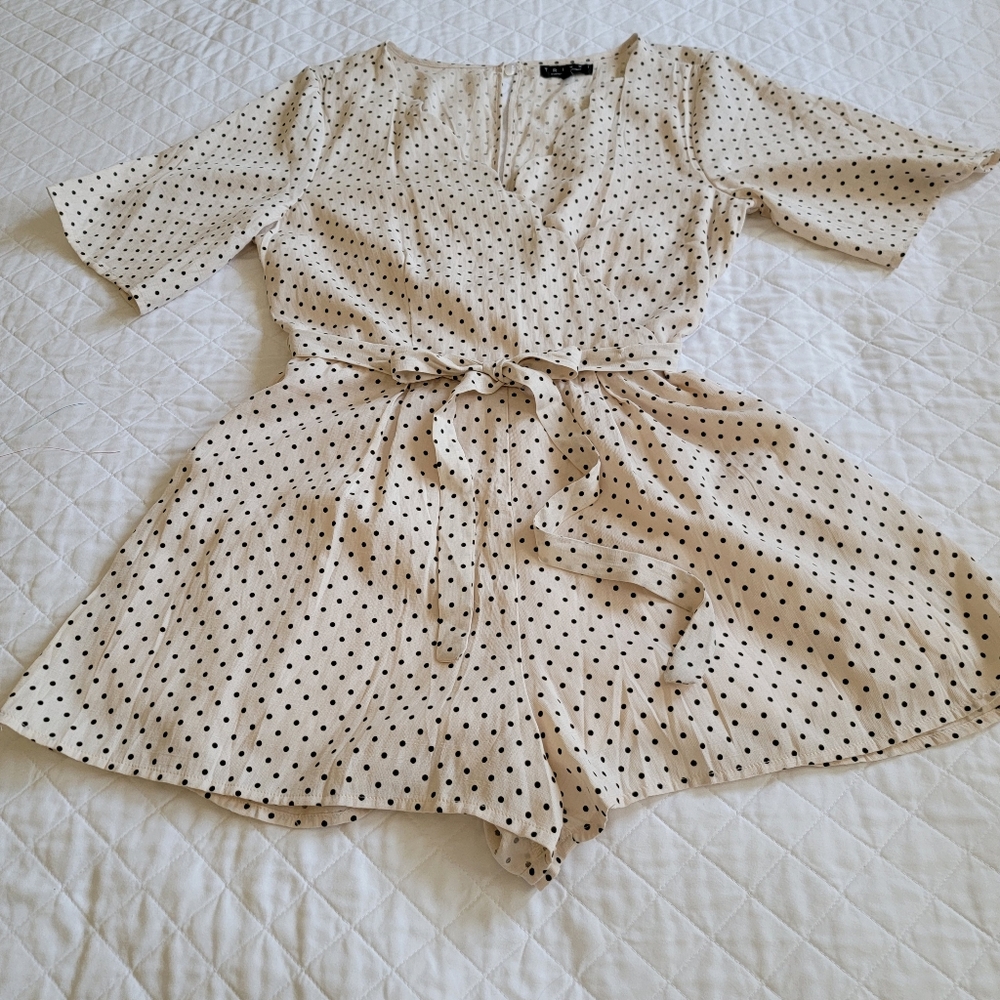 Trixxi belted romper. Off white, scalloped neckline Sz M